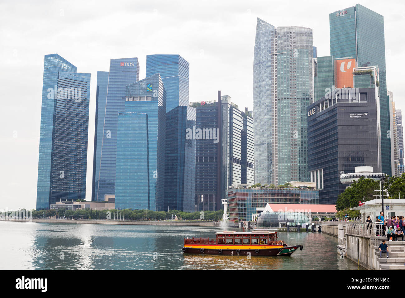 Bankenviertel Skyline, Wassertaxi im Vordergrund, Singapur. Stockfoto