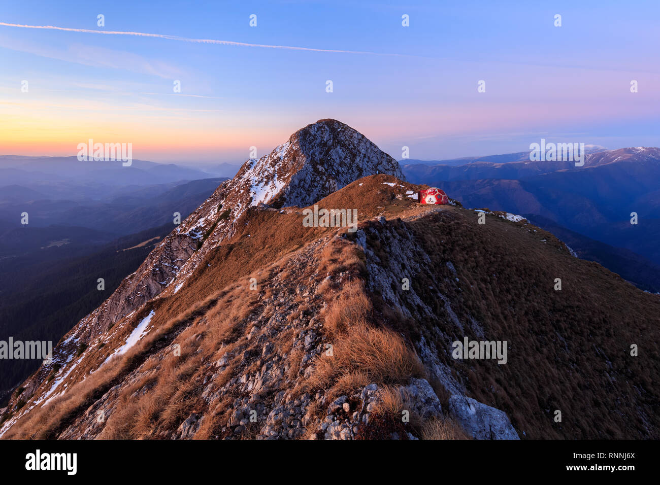 Berglandschaft im Sonnenaufgang. Piatra Craiului Bergen, Rumänien Stockfoto