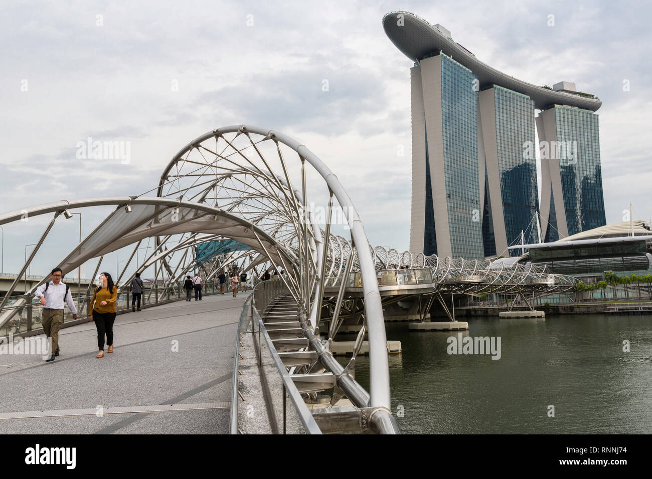 Helix Brücke im Vordergrund, im Hintergrund das Marina Bay Sands, Singapur. Stockfoto