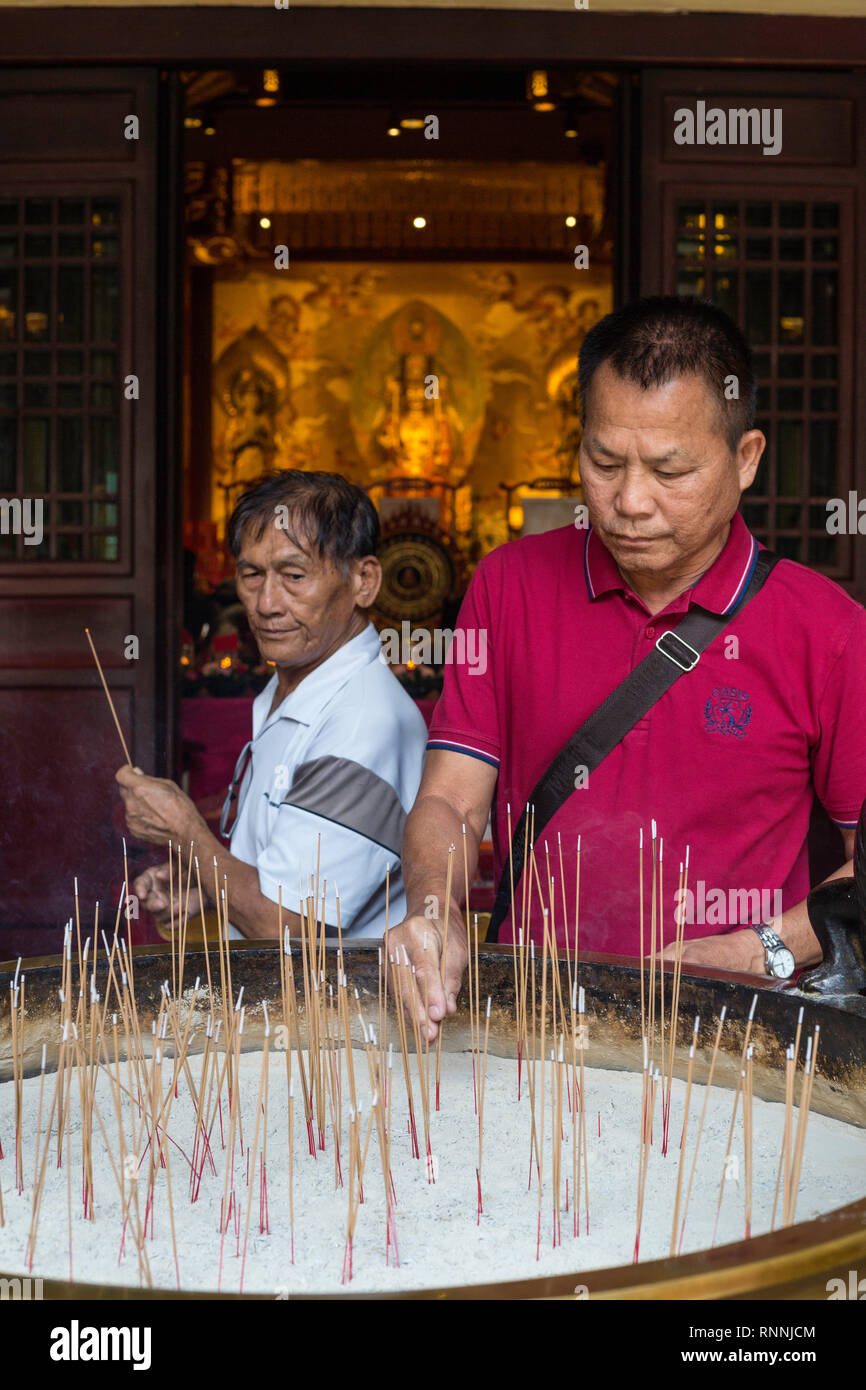 Anbeter Inverkehrbringen Räucherstäbchen (Joss Stick), bevor die Zahnreliquie Buddhas Tempel, Chinatown, Singapur. Stockfoto