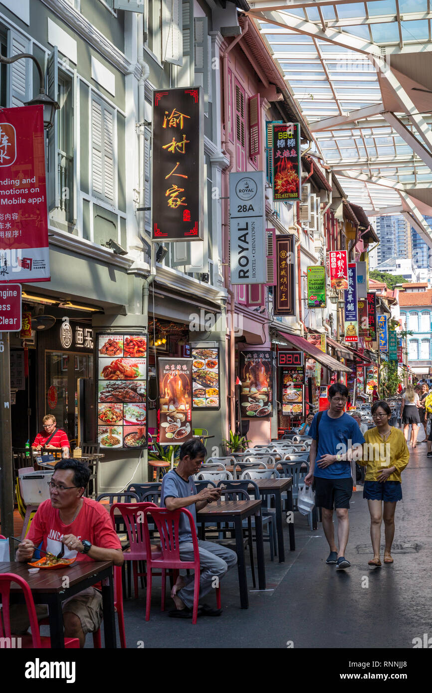 Singapur, Chinatown essen Straße. Gönner an Restaurant. Stockfoto