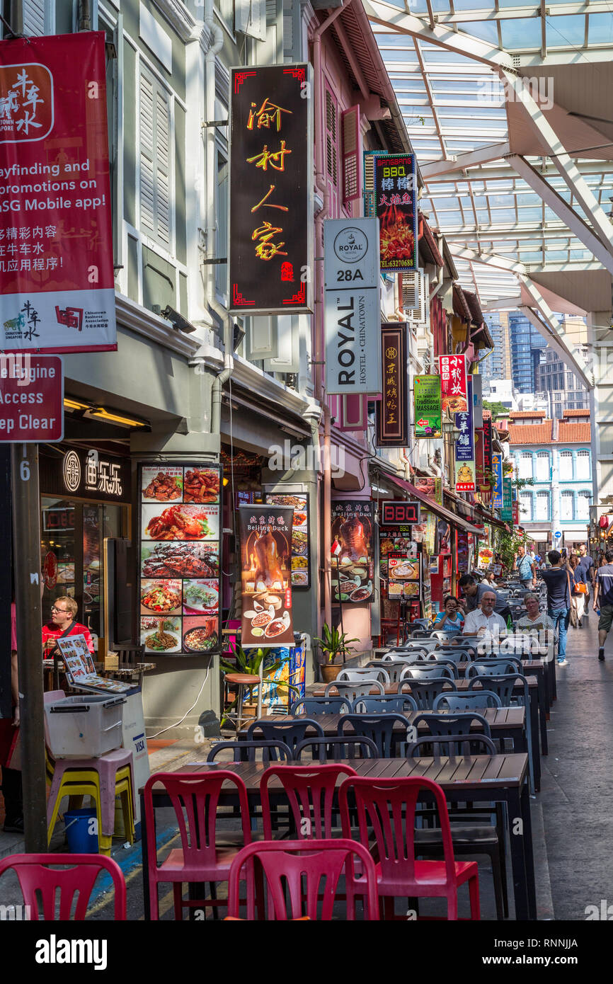 Singapur, Chinatown essen Straße. Gönner an Restaurant. Stockfoto