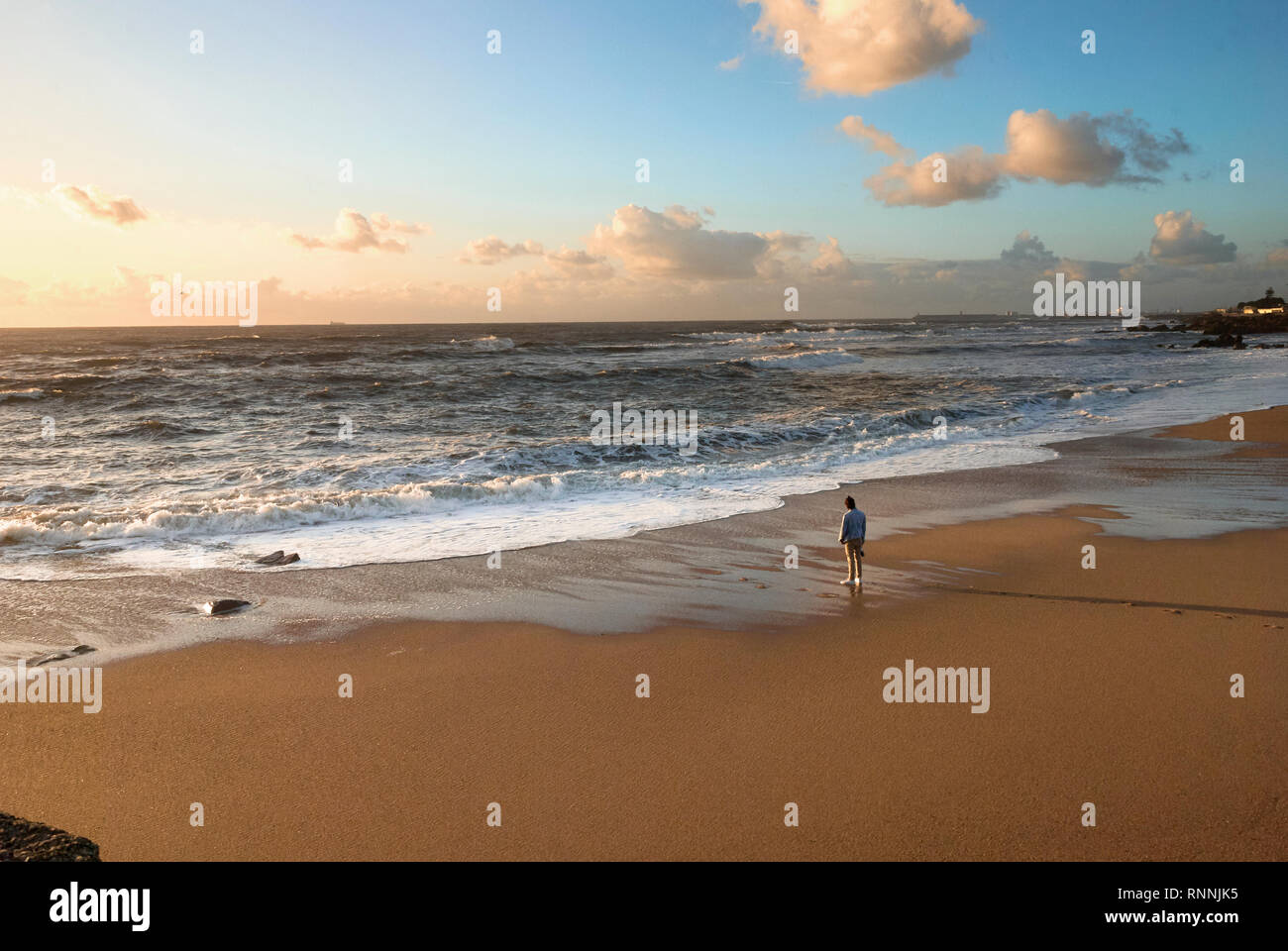 Einsamer Mann denken an der Grenze des Ozeans Stockfoto