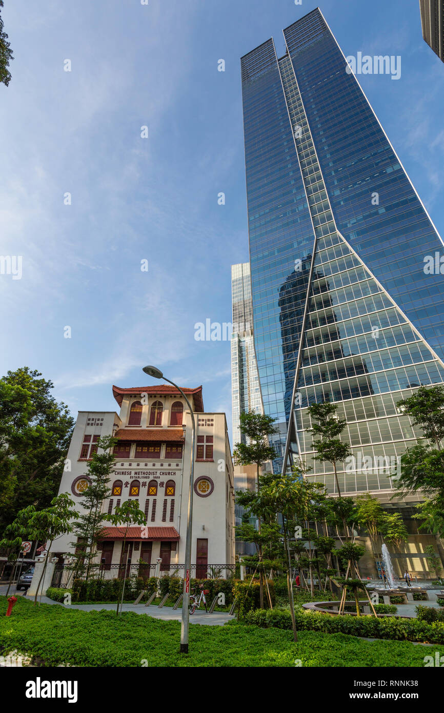 Singapur, Telok Ayer chinesischen Methodistische Kirche (1889). Fraser's Tower Büro Gebäude im Hintergrund. Stockfoto
