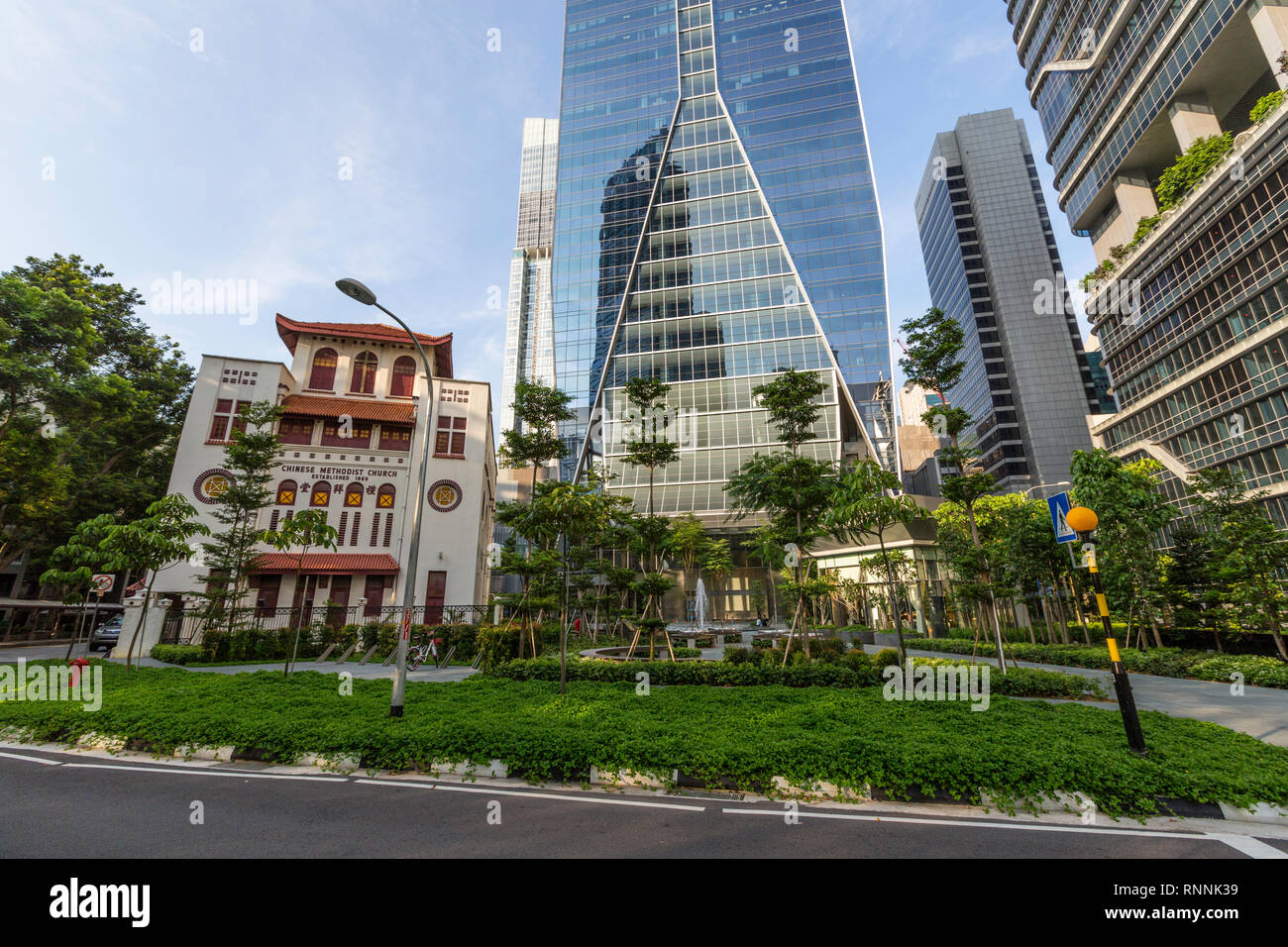 Singapur, Telok Ayer chinesischen Methodistische Kirche (1889). Fraser's Tower Büro Gebäude im Hintergrund. Stockfoto