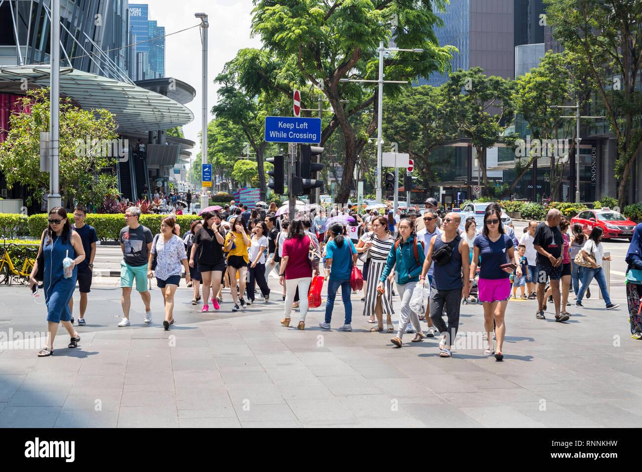 Singapur, Fußgänger in der Orchard Road Street Scene. Stockfoto
