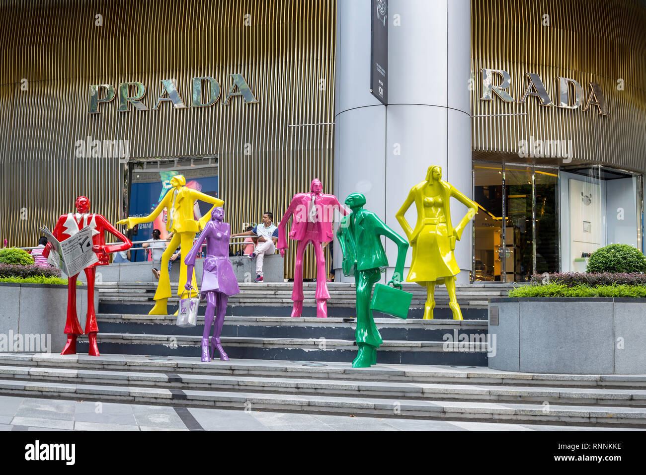 Von Singapur, der Orchard Road Street Scene. Modern Fashion Skulptur außerhalb ION Mall. Stockfoto