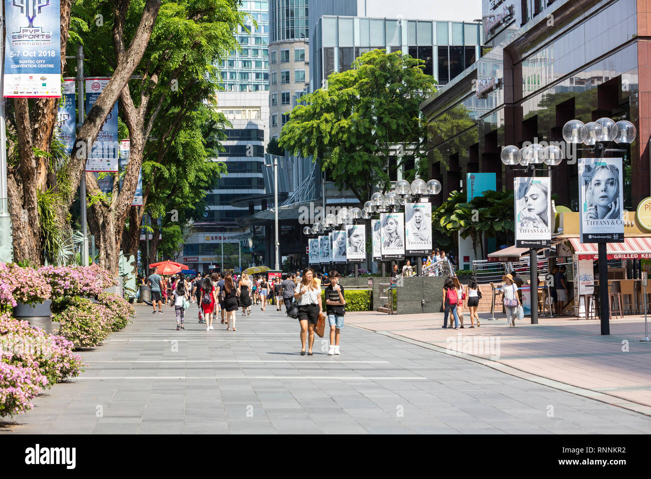 Von Singapur, der Orchard Road Street Scene mit Fußgängern. Stockfoto