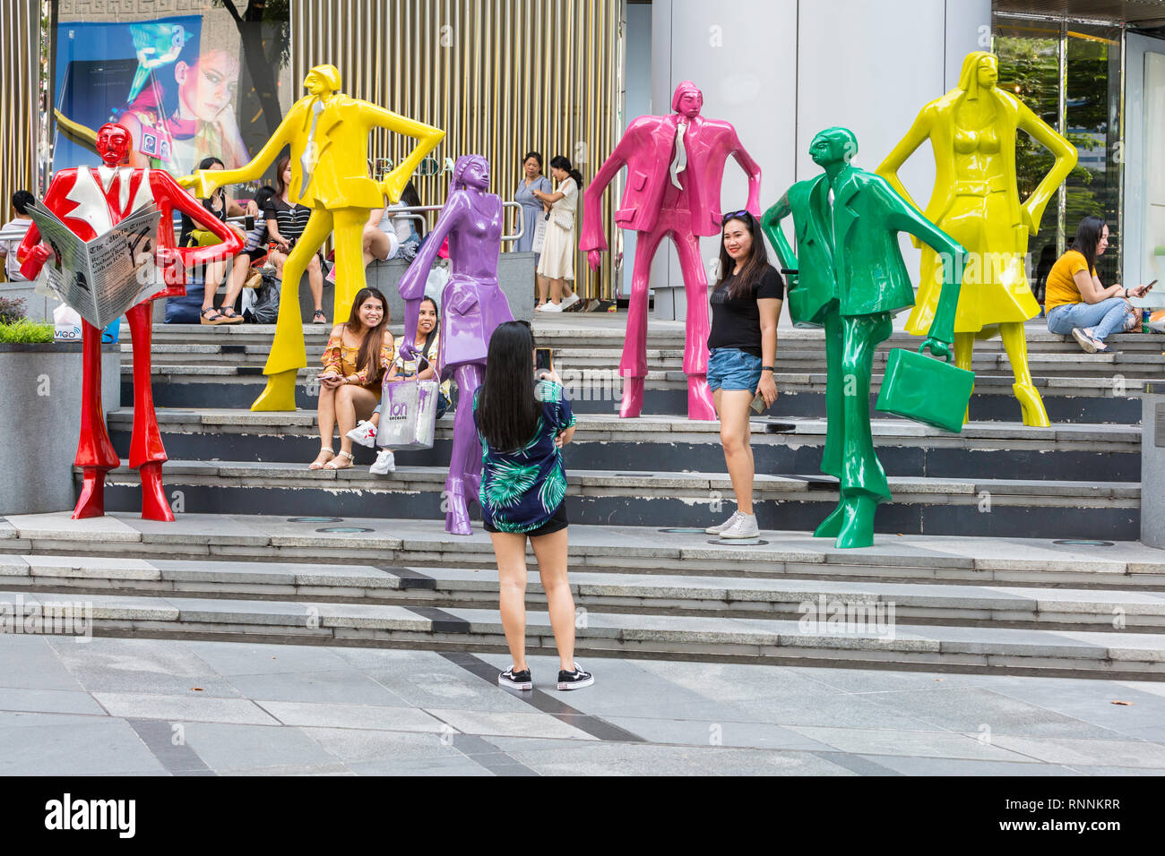 Käufer machen Fotos von modernen Skulpturen außerhalb ION Mall, von Singapur, der Orchard Road Street Scene. Städtische Bevölkerung von Kurt Lorenz Metzler. Stockfoto