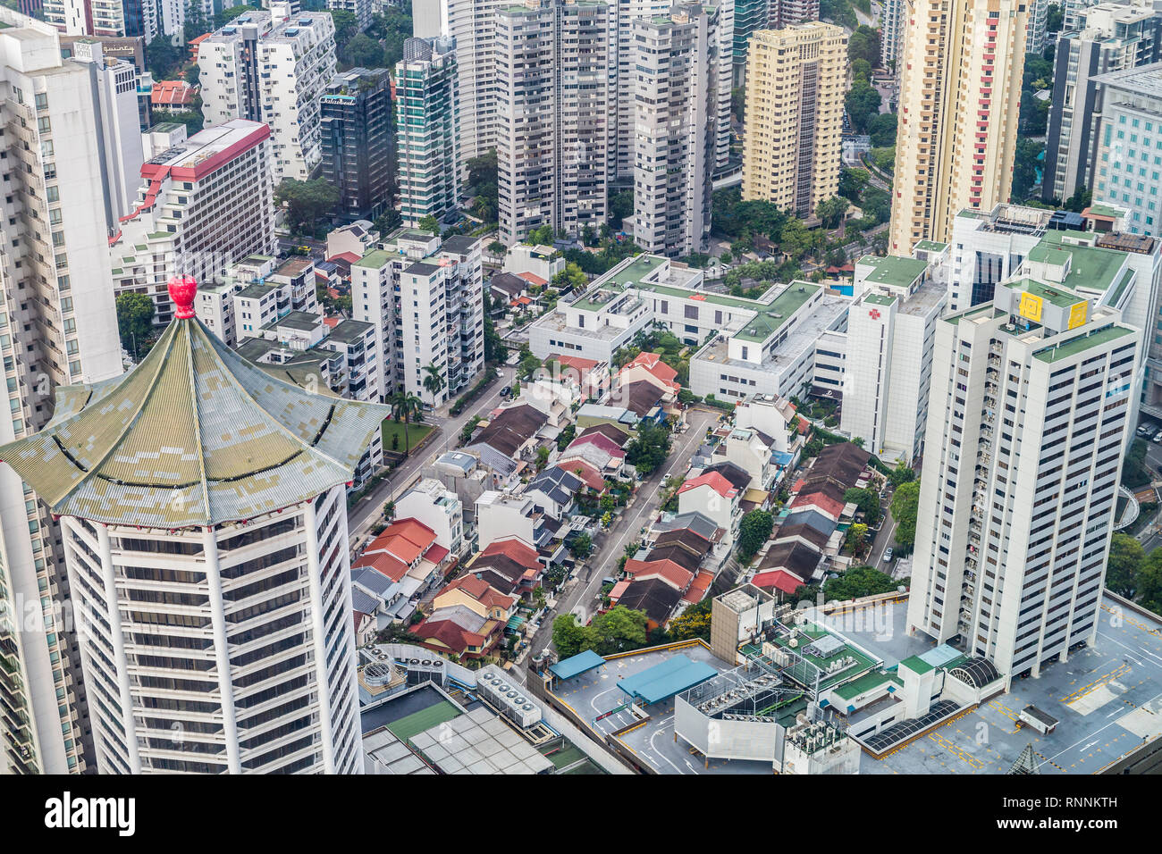 Das städtische Wachstum. Singapur Stadt Blick von Oben von Ion Mall. Hochhaus Wohnung und Büro Gebäude umgeben Flaches Bau einer früheren Ära. Stockfoto