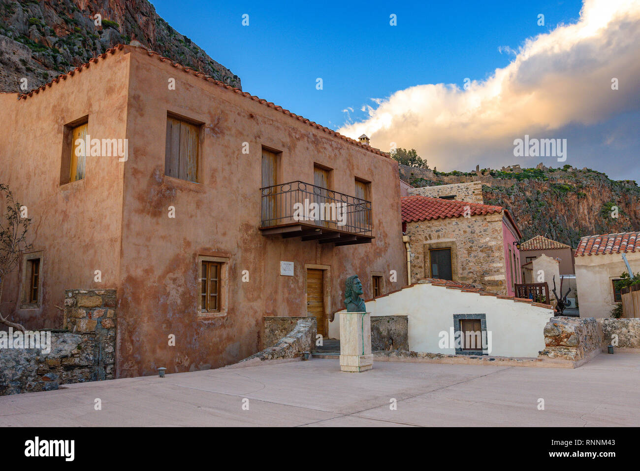 Die Heimat von Yiannis Ritsos in Monemvasia mittelalterliche Stadt. Draußen ist die Statue des berühmten Dichters, nahe dem Eingang der Burg entfernt Stockfoto