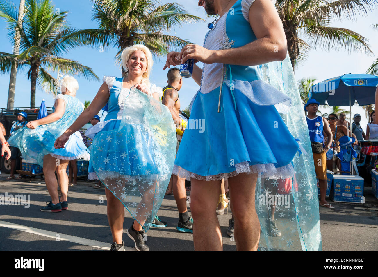 RIO DE JANEIRO - Januar, 2017: Junge brasilianische Männer und Frauen  feiern Karneval tragen passende Kleider an einer im Straßenfest in Ipanema  Stockfotografie - Alamy