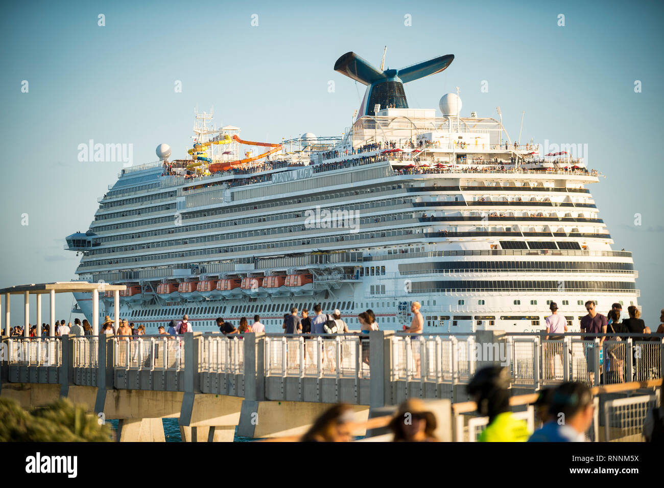MIAMI - Dezember, 2018: Die Carnival Splendor, deren Muttergesellschaft Carnival Corp steuert über 50 Prozent des weltweiten Kreuzfahrtmarkt, übergibt einen Pier. Stockfoto