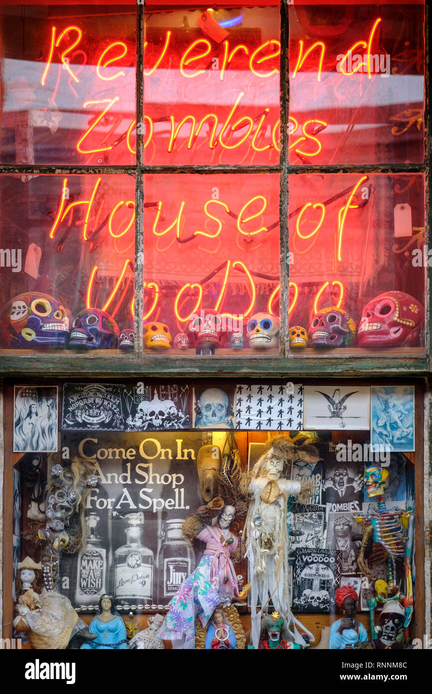Reverend's Zombie House von Voodoo Schaufenster Leuchtreklame, Voodoo Puppen, religiöse Symbole, New Orleans French Quarter von New Orleans, Louisiana, USA Stockfoto