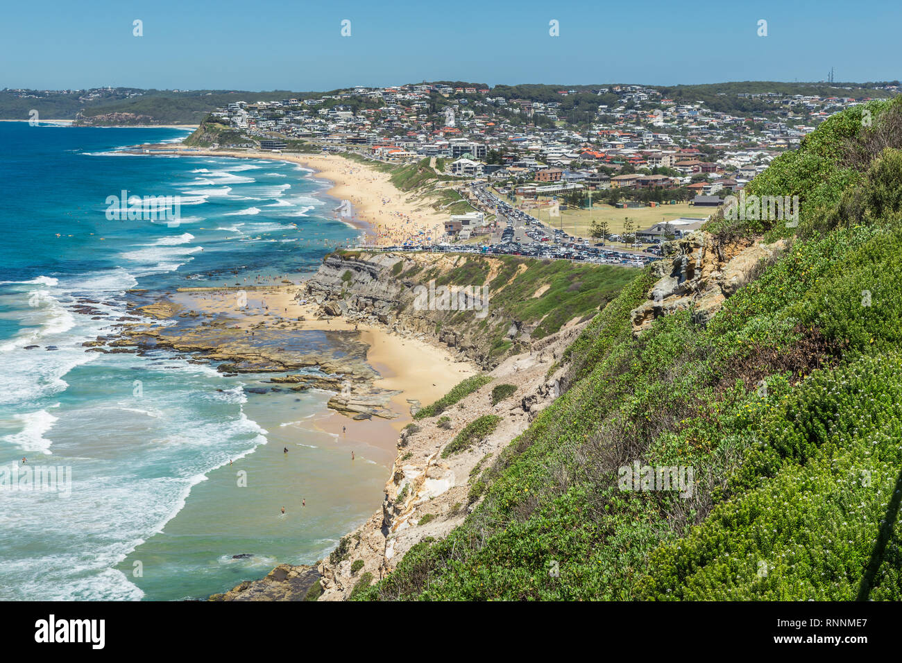 Luftaufnahme von Bar Beach, Newcastle, NSW, Australien, mit Sandstrand und Surfen. Stockfoto