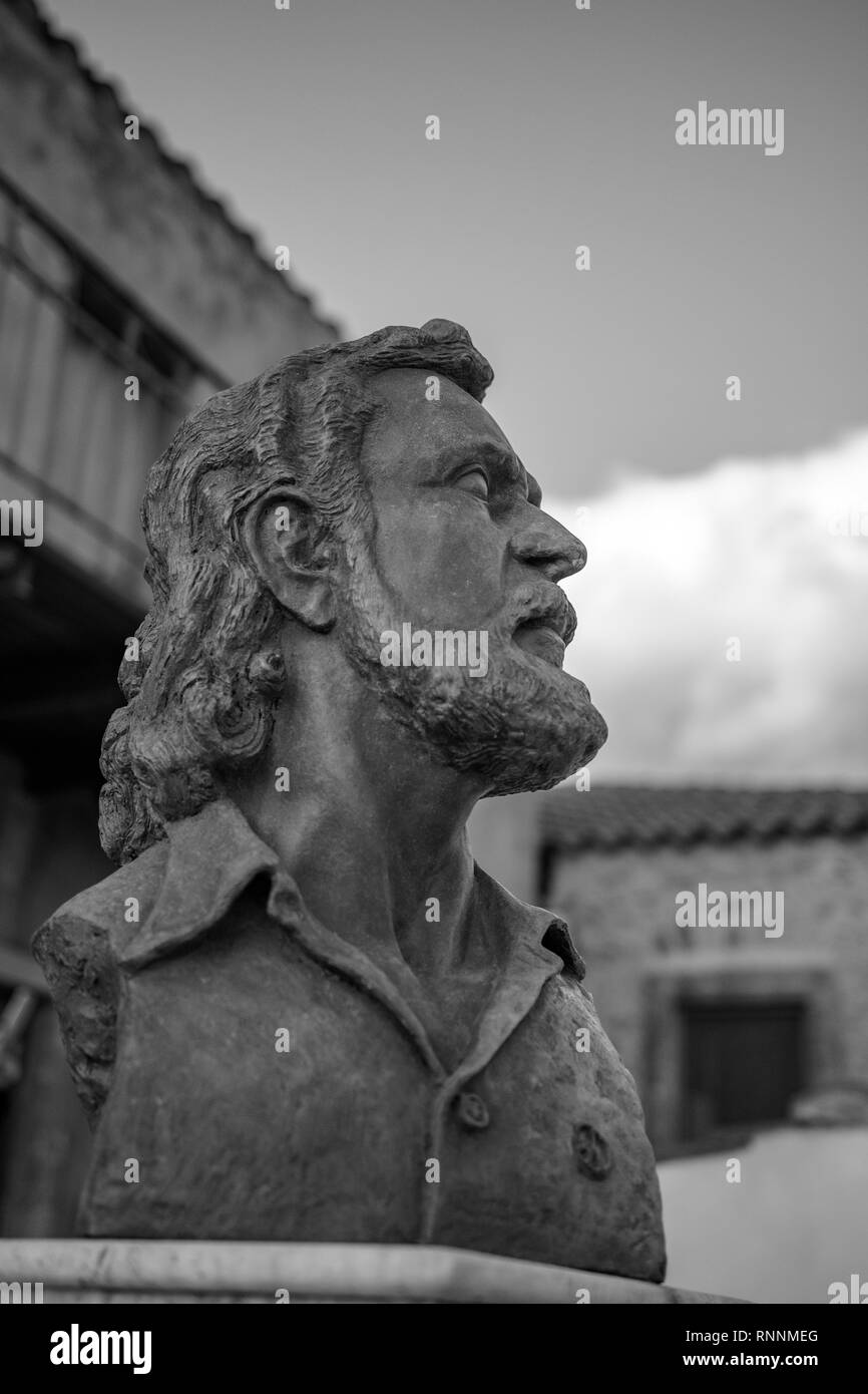 Statue von Yannis Ritsos außerhalb seines Hauses in Monemvasia Stadt. Er war ein griechischer Dichter, linker Aktivist und ein aktives Mitglied der Griechischen. Stockfoto