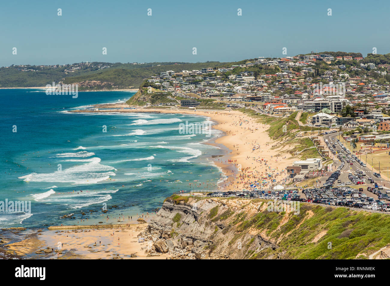 Luftaufnahme von Bar Beach, Newcastle, NSW, Australien, mit Sandstrand und Surfen. Stockfoto