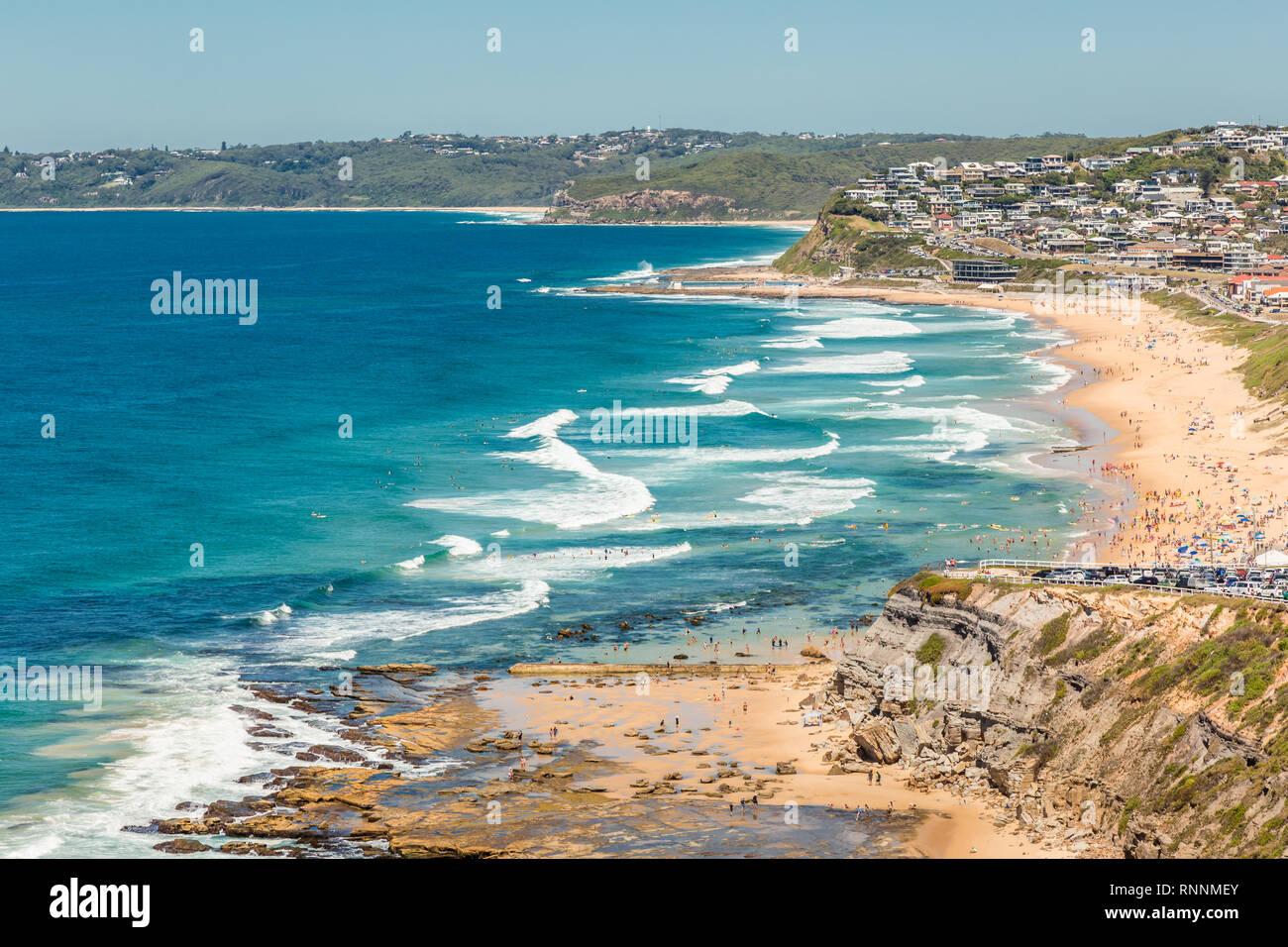 Luftaufnahme von Bar Beach, Newcastle, NSW, Australien, mit Sandstrand und Surfen. Stockfoto