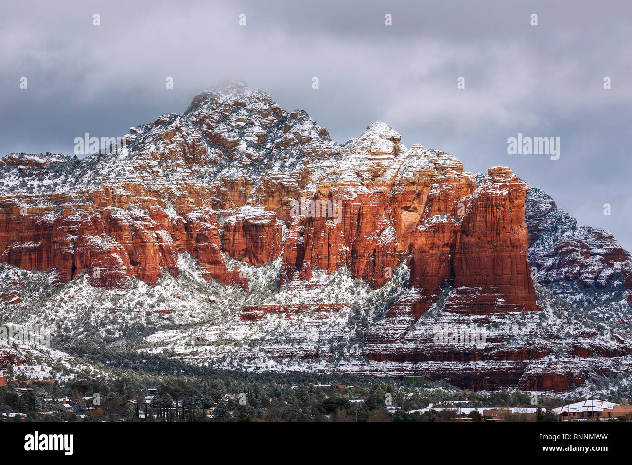 Frischer Schnee auf dem Coffee Pot Rock in Sedona, Arizona, USA Stockfoto