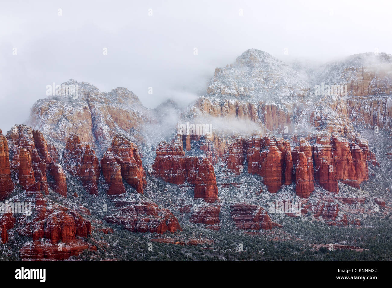 Rote Felsen mit Schnee nach einem Wintersturm in Sedona, Arizona, USA Stockfoto