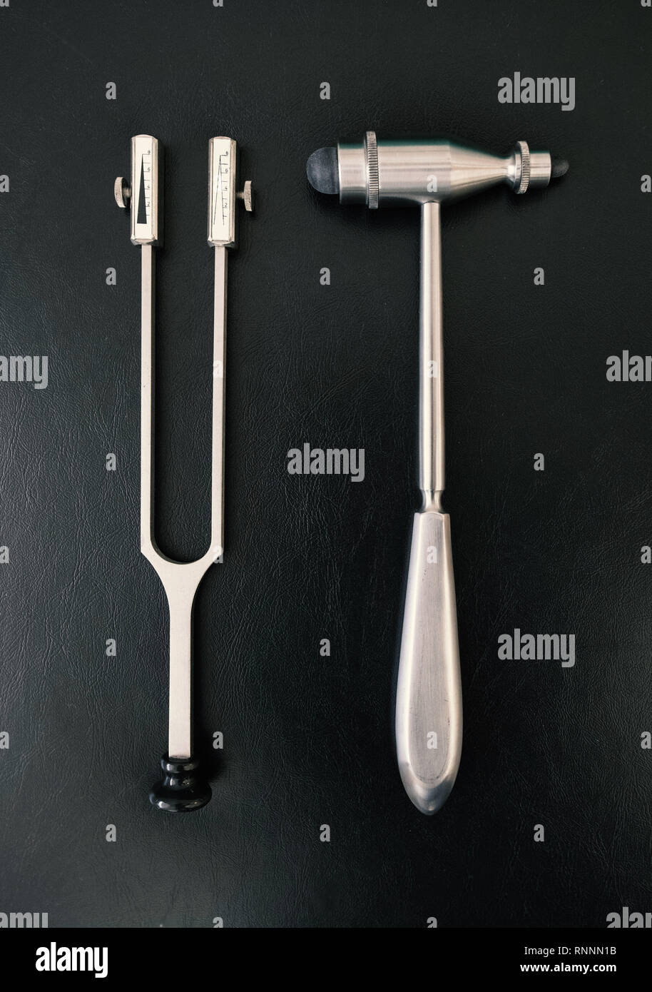 Arzt Werkzeuge, Doktor Hammer und schwingende Gabel auf schwarzem Leder. Stockfoto