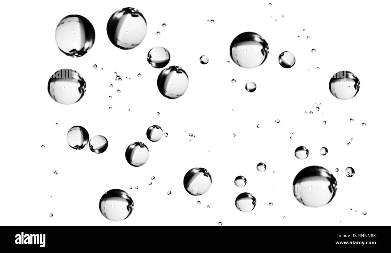 Klares Wasser Blasen auf isolierten weißen Hintergrund. Stockfoto