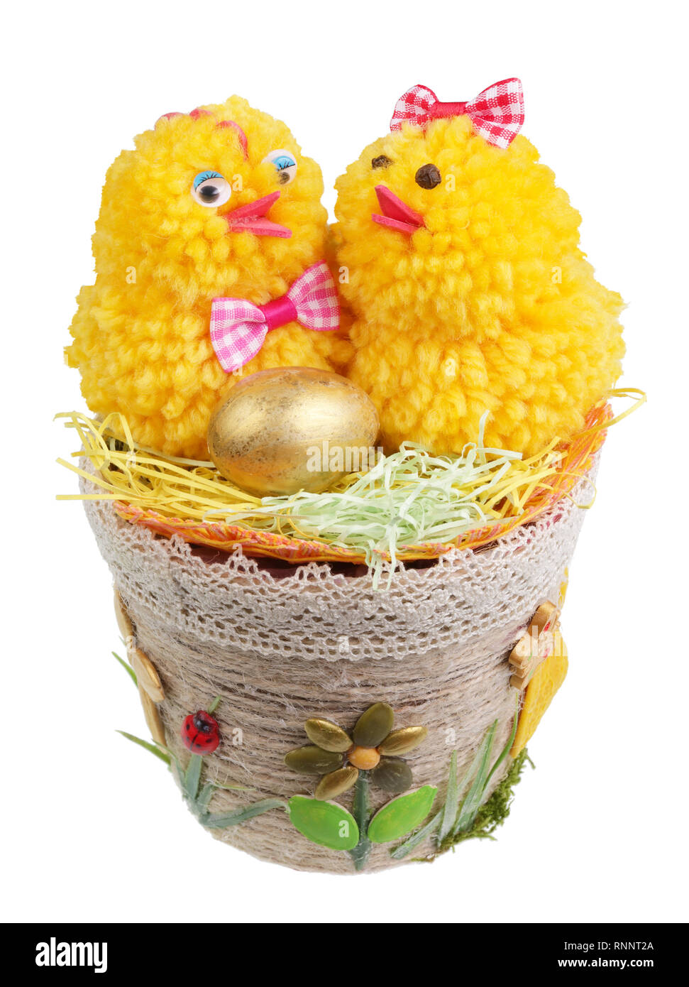 Ostern handgemachte Nest von Seil und Samen mit lustigen Hühner und goldene Ei. Auf weissem studio Makroaufnahme isoliert Stockfoto