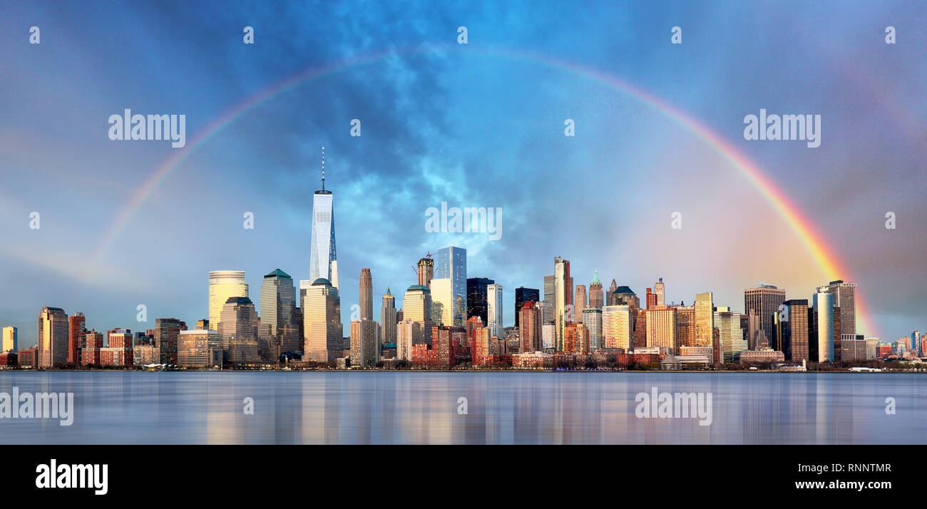 New York City mit Regenbogen, Downtown Stockfoto