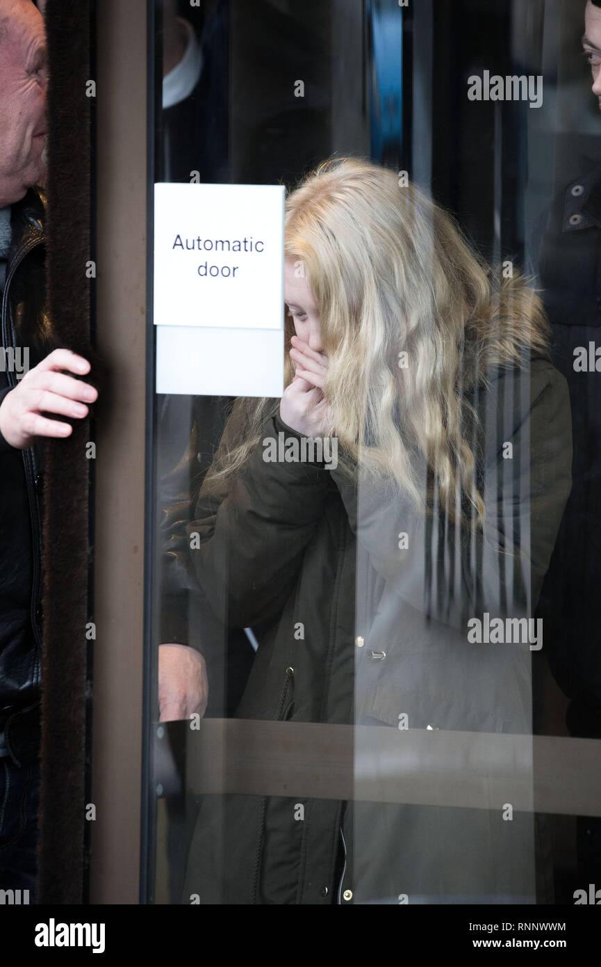 Glasgow, UK. 19. Februar 2019. Georgina Lochrane - Mutter von alesha McPhail, gesehen aus dem Hohen Gericht während der Mordversuch von alesha McPhail. Szenen außerhalb des High Court in Glasgow während der Mordversuch von alesha McPhail. Alesha's Körper wurde auf dem Gelände eines ehemaligen Hotel am 2. Juli letzten Jahres gefunden. Nicht in der Lage ist, die Angeklagten Name. Credit: Colin Fisher/Alamy leben Nachrichten Stockfoto