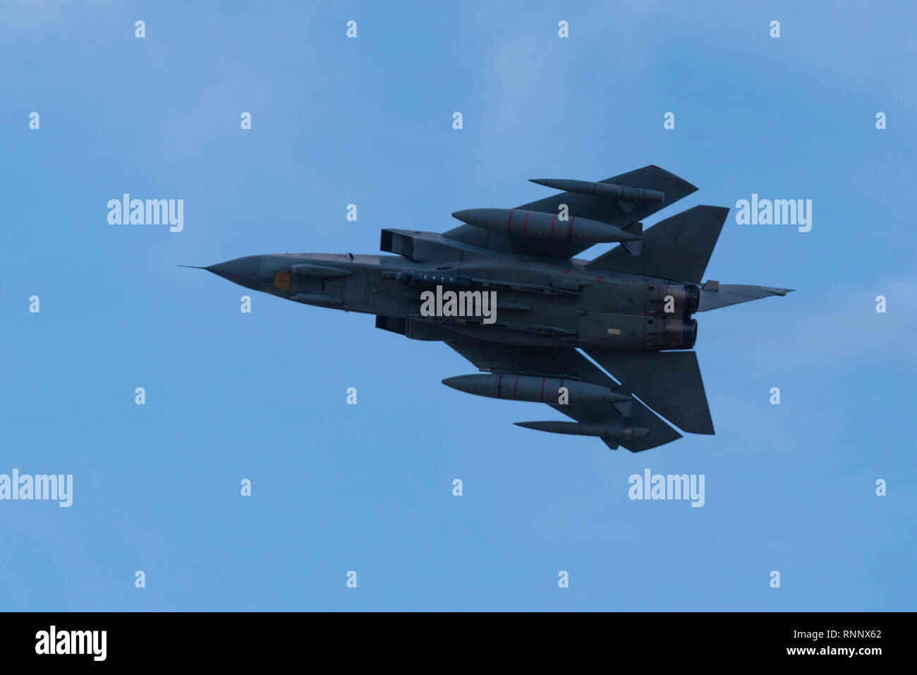 Drei Panavia Tornado GR4 Kampfjets haben ihre Abschiedstour der BRITISCHEN vor der Flugzeuge aus der Service mit der RAF, begonnen. Ein Tornado bricht in den Kreislauf nach dem Flug Stockfoto