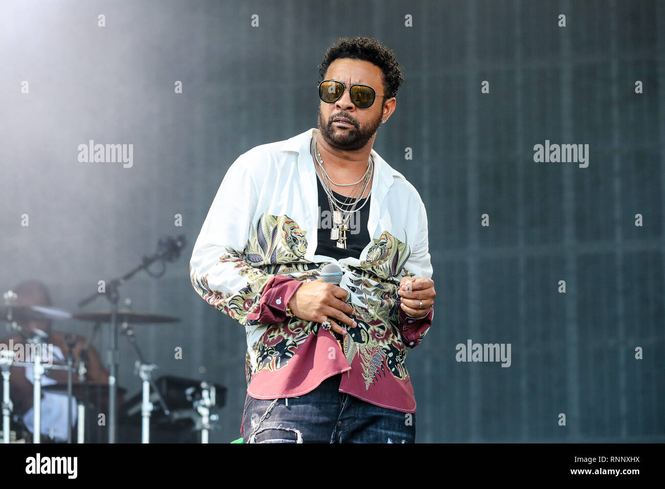 Februar 16, 2019 - West Bay Grand Cayman, Cayman Islands - Musik Künstler SHAGGY führt in Konzert in der ausverkauften Eröffnungs KAABOO Cayman Festival am Seven Mile Beach im Februar 15-16, 2019 in Grand Cayman, Cayman Islands. KAABOO wurde von Musikliebhabern für Musikliebhaber erstellt. Ein erwachsener entkommen, kuratiert eindeutig auf alle fünf Sinne ansprechen, mit erstklassigen Musik, inspirierende Kunst, urkomisch Komödie, Gourmetküche, Handwerk Trankopfer und persönliche Ablässe. Orville Richard Burrell CD (geboren 22. Oktober 1968), besser bekannt unter seinem Künstlernamen Shaggy, ist ein jamaikanischer Musiker, singe Stockfoto