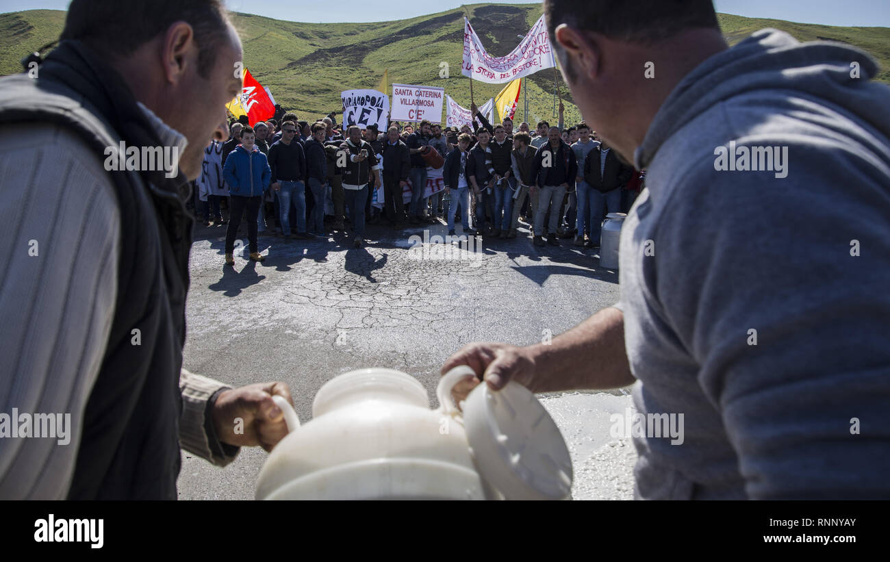 Februar 17, 2019 - Messina, Sizilien, Italien - Hirten werden gesehen, gießen können von Milch auf die Straße während des Protestes.. Die sizilianische Milch producerâ € ™ s Protest in Dittaino, gegen die niedrigen Preis der Milch und der Wettbewerb von der Milch, die in den anderen Ländern hergestellt. Die Produzenten strömten mehr als 2000 Würfe von Milch auf die Straße und versuchte, die Autobahn Palermo-Catania zu blockieren. (Bild: © Danilo Campailla/SOPA Bilder über ZUMA Draht) Stockfoto