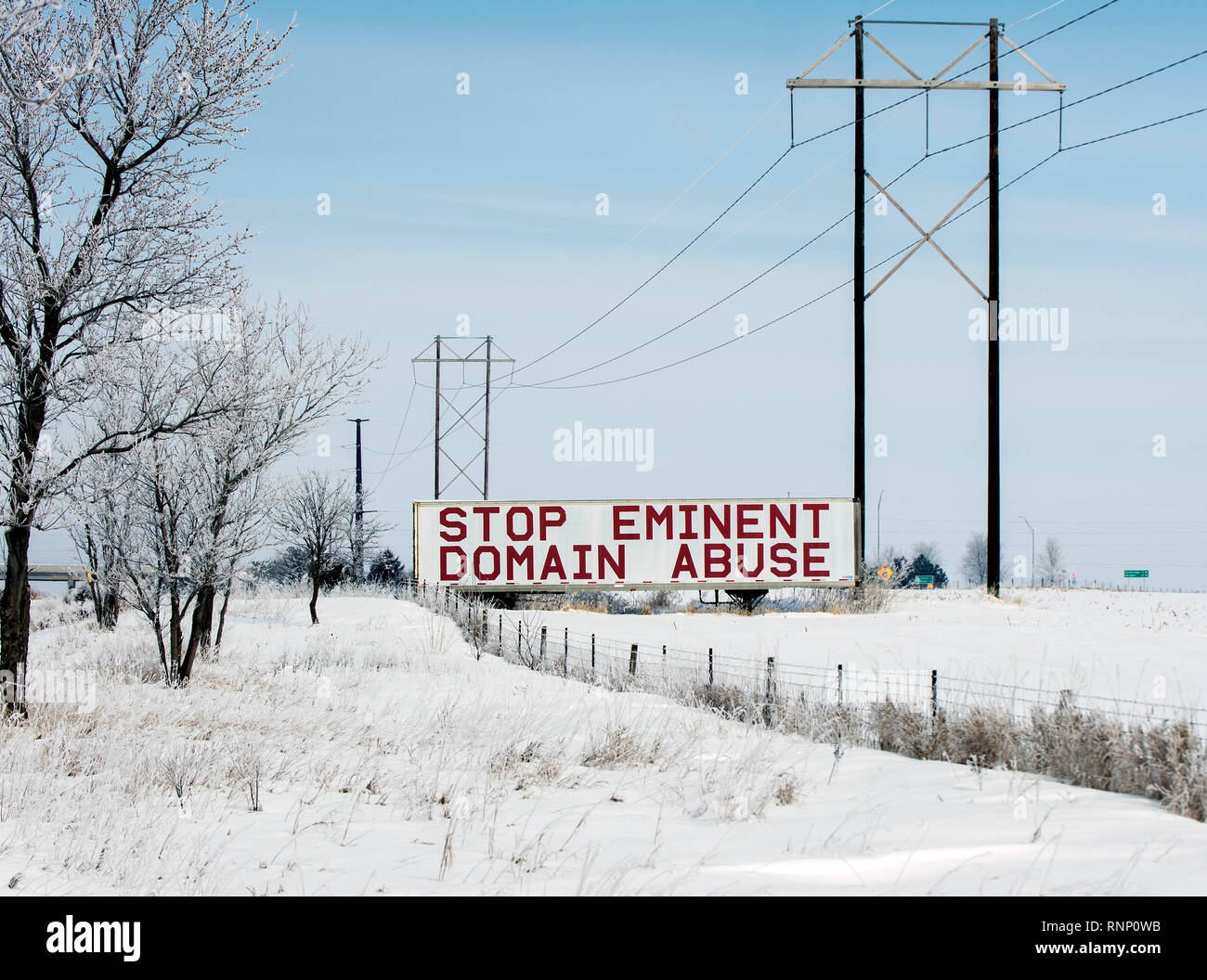 Huxley, Iowa, USA. 19 Feb, 2019. Signage direkt an der Interstate 35 im Norden von Des Moines, Iowa fordert ein Ende der Enteignung für öffentliche Zwecke missbrauchen. Dieses Zeichen verweist auf die Iowa Utilities der Vorstand 2016 Erteilung der Enteignung und Erleichterungen für die Verlegung der Pipeline Dakota zugreifen, aber die Stimmung Echos der pushback und rechtliche Argumente gegen die jüngste Erklärung des Präsidenten Trumpf von einem nationalen Notstand seiner Wand auf privatem Grundbesitz im Südwesten zu errichten. Credit: Brian Cahn/ZUMA Draht/Alamy leben Nachrichten Stockfoto