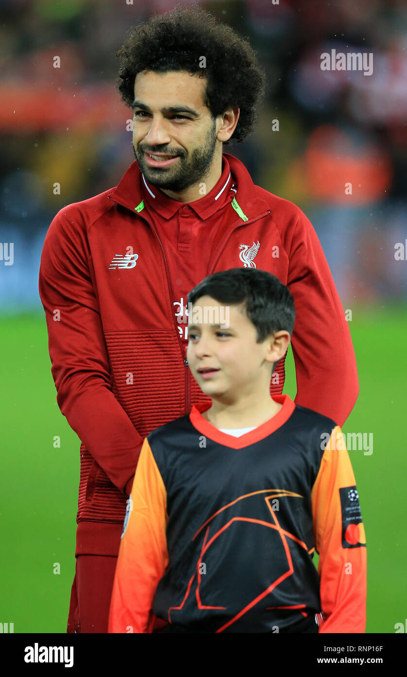 Anfield, Liverpool, Großbritannien. 19 Feb, 2019. UEFA Champions League Runde 16, Liverpool gegen Bayern München; Mohamed Salah von Liverpool lächelt während das Line Up mit dem Maskottchen vor dem kick Credit: Aktion plus Sport/Alamy leben Nachrichten Stockfoto