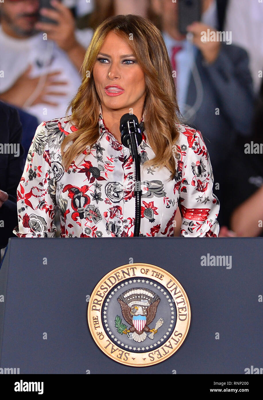 Miami, FL, USA. 12 Feb, 2019. First Lady Melania Trump Wandern auf dem Podium ihren Mann US-Präsident Donald J. Trumpf einzuführen. POTUS wird festgelegt, um eine Masse von venezolanischen American Community an der Florida International University - Ocean Bank Einberufung-mitte am 18. Februar 2019 in Miami, Florida zu sprechen. Quelle: MPI 10/Media Punch/Alamy leben Nachrichten Stockfoto