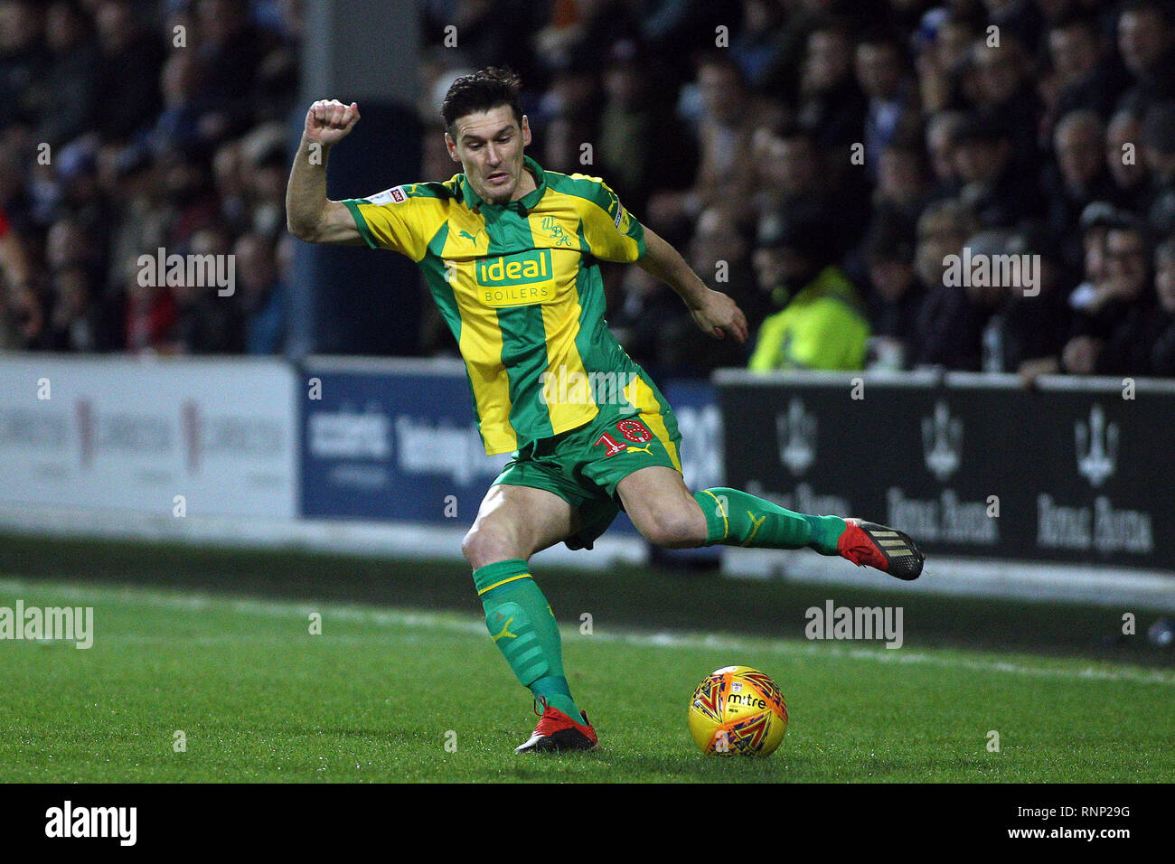 London, Großbritannien. 19 Feb, 2019. Gareth Barry von West Bromwich Albion in Aktion. EFL Skybet Meisterschaft übereinstimmen, Queens Park Rangers v West Bromwich Albion an der Loftus Road Stadium in London am Dienstag, 19. Februar 2019. Dieses Bild dürfen nur für redaktionelle Zwecke verwendet werden. Nur die redaktionelle Nutzung, eine Lizenz für die gewerbliche Nutzung erforderlich. Keine Verwendung in Wetten, Spiele oder einer einzelnen Verein/Liga/player Publikationen. pic von Steffan Bowen/Andrew Orchard sport Fotografie/Alamy Live news Credit: Andrew Orchard sport Fotografie/Alamy leben Nachrichten Stockfoto