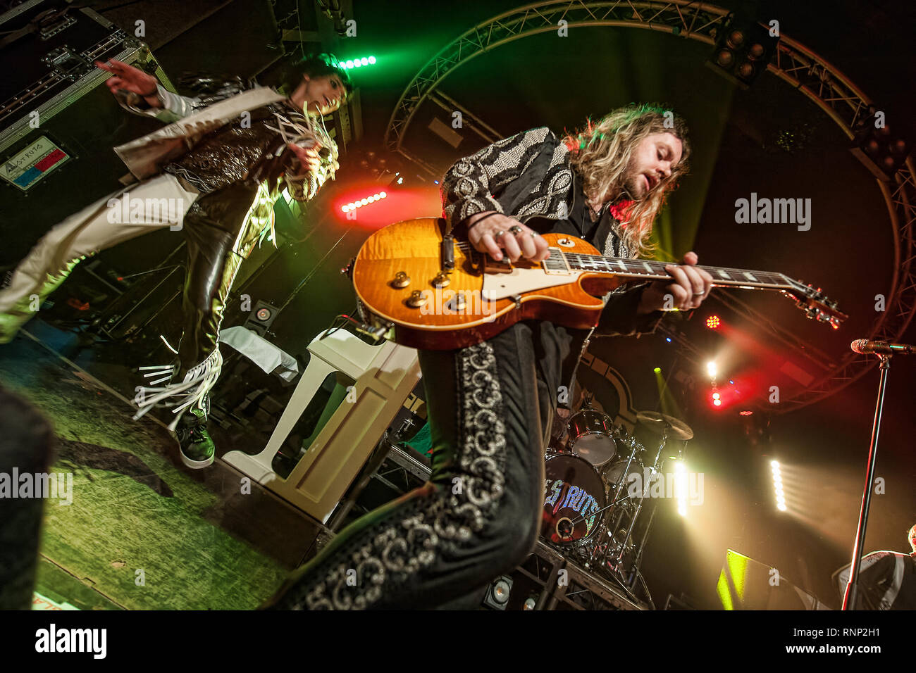 Glasgow, Schottland, Großbritannien. 19 Feb, 2019. Englisch wippen die Streben es Glam bis in die Garage. Credit: Stuart Westwood/Alamy leben Nachrichten Stockfoto
