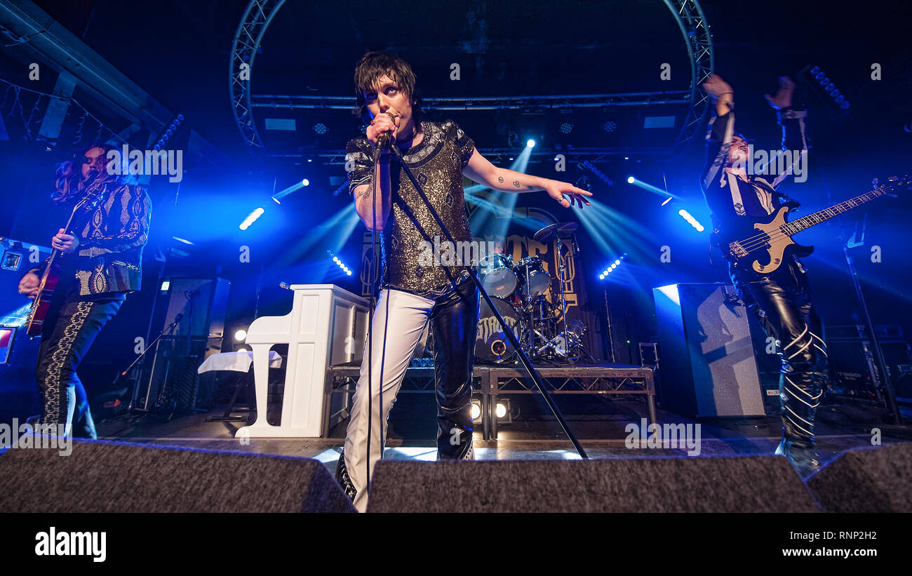 Glasgow, Schottland, Großbritannien. 19 Feb, 2019. Englisch wippen die Streben es Glam bis in die Garage. Credit: Stuart Westwood/Alamy leben Nachrichten Stockfoto