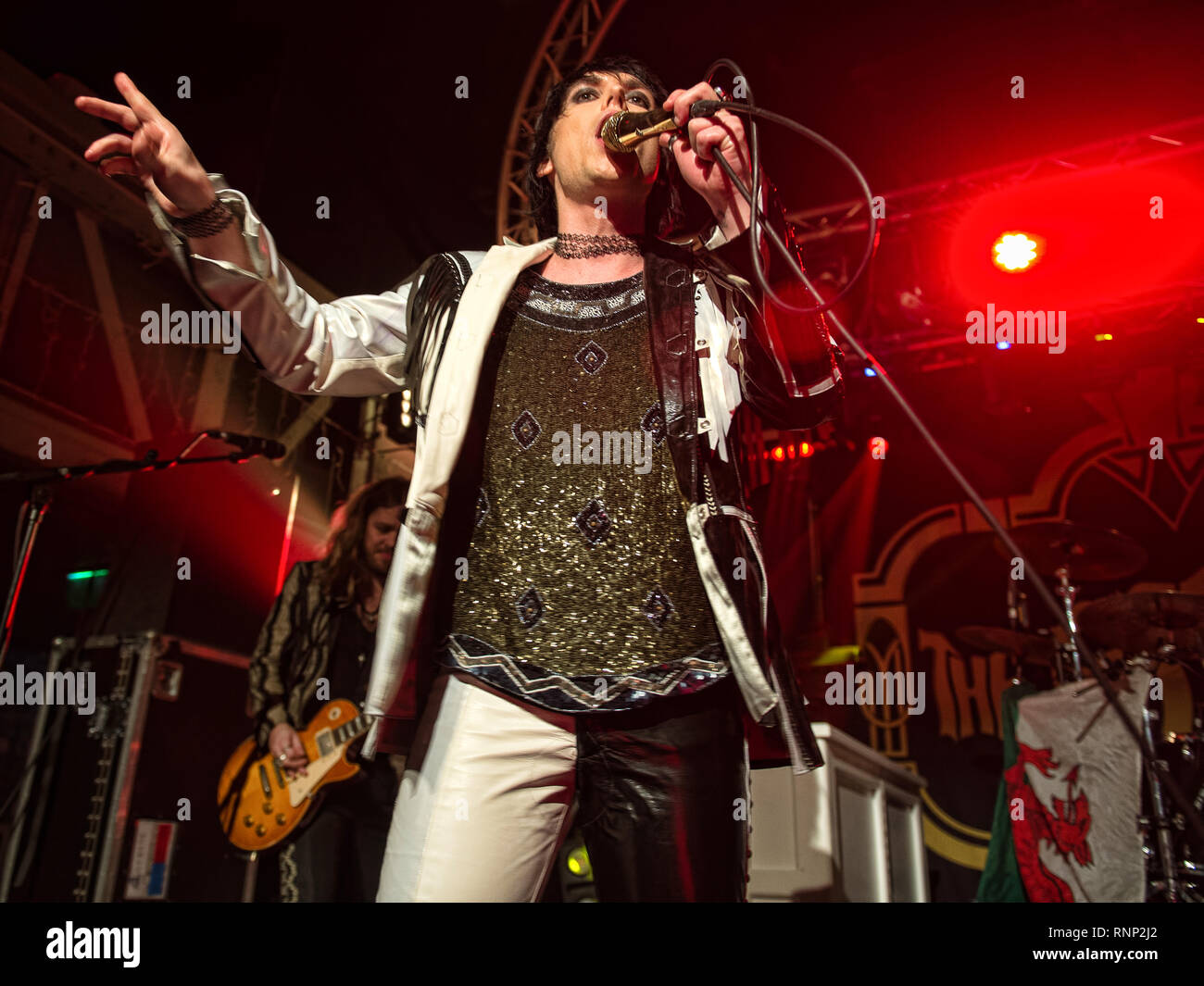 Glasgow, Schottland, Großbritannien. 19 Feb, 2019. Englisch wippen die Streben es Glam bis in die Garage. Credit: Stuart Westwood/Alamy leben Nachrichten Stockfoto