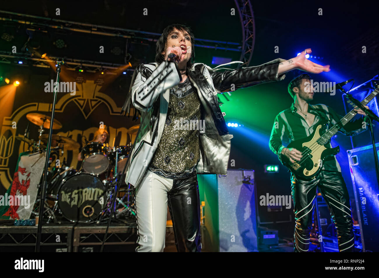 Glasgow, Schottland, Großbritannien. 19 Feb, 2019. Englisch wippen die Streben es Glam bis in die Garage. Credit: Stuart Westwood/Alamy leben Nachrichten Stockfoto