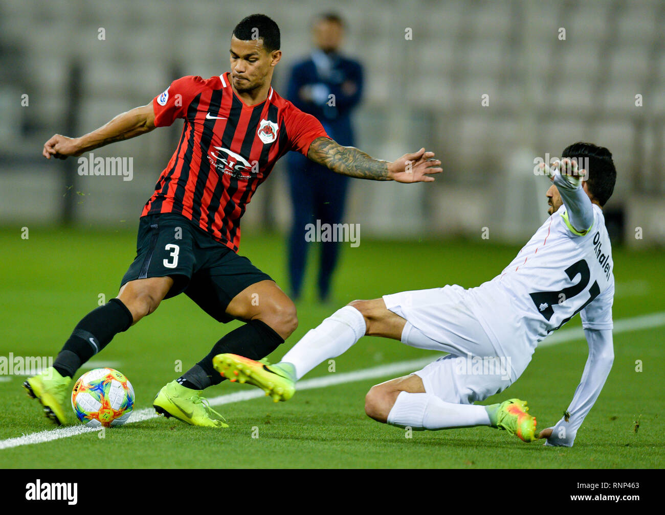 Doha, Katar. 19 Feb, 2019. Gelmin Rivas (L) von Al Rayyan SC Mias mit Omid Khaledi von saipa FC während der AFC asiatische Champions League qualifikationsspiel zwischen Katar Al Rayyan SC und des Iran Saipa FC in Doha, der Hauptstadt von Katar, 19.02.2019. Credit: Nikku/Xinhua/Alamy leben Nachrichten Stockfoto