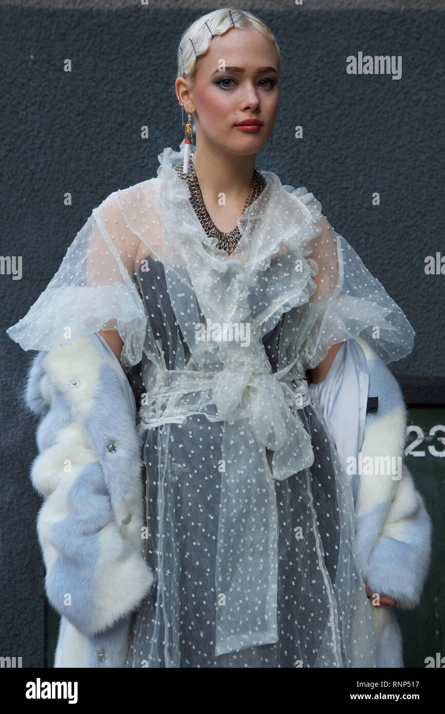 London, UK, 19. Februar, 2019. Anhänger der Mode einzuberufen auf der Faser (Central London) draußen, wo London Fashion Week statt. Credit: Paul Iwala/Alamy leben Nachrichten Stockfoto