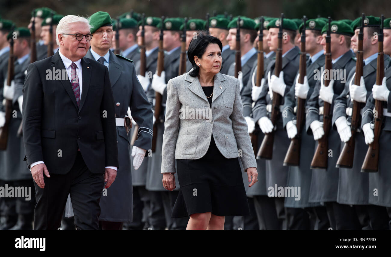 Berlin, Deutschland. 20 Feb, 2019. Präsident Frank-Walter Steinmeier begrüßt Salome Surabischwili, Präsident von Georgien, mit militaerischen Ehren in Schloss Bellevue. Quelle: Bernd von Jutrczenka/dpa/Alamy leben Nachrichten Stockfoto