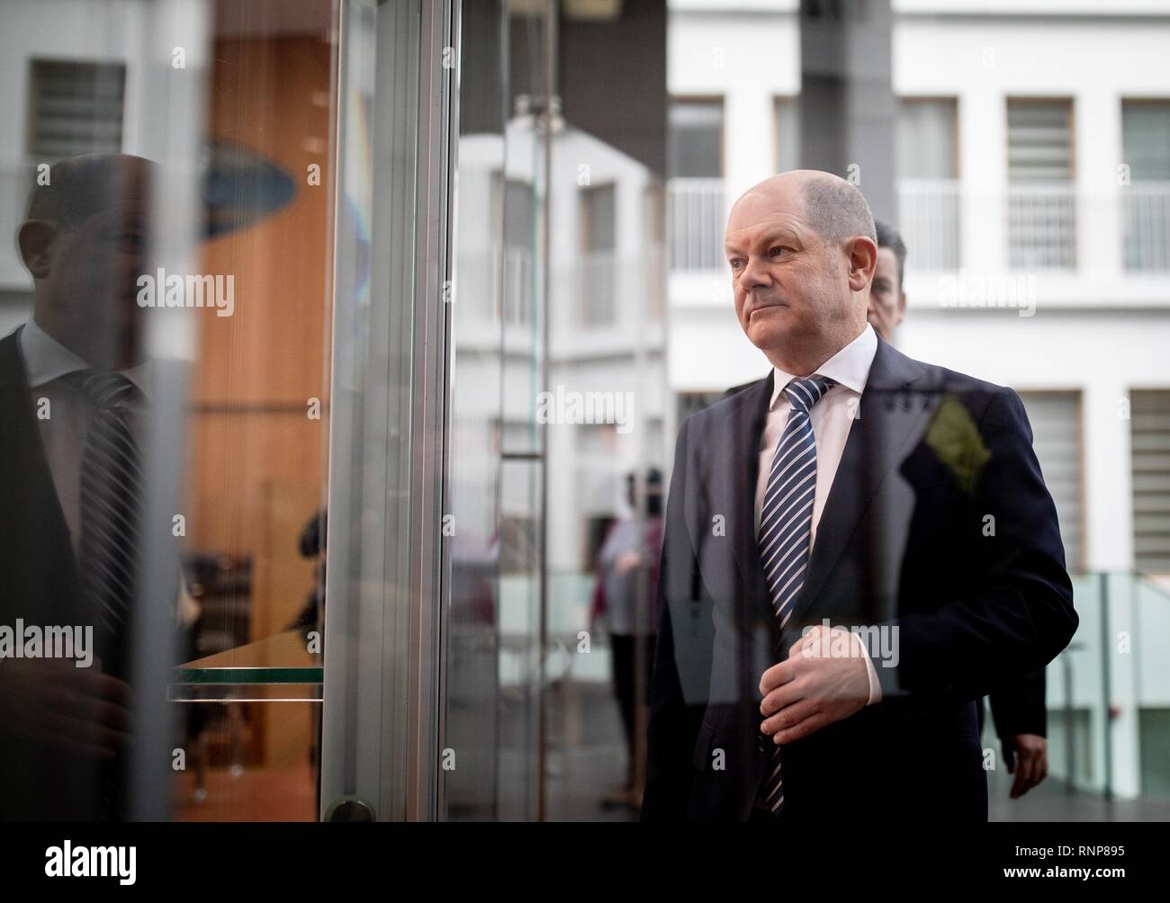 Berlin, Deutschland. 20 Feb, 2019. Olaf Scholz (SPD), Bundesminister der Finanzen, kommt der Bundespressekonferenz das Gesetz gegen illegale Beschäftigung und Mißbrauch von Sozialleistungen zu präsentieren. Credit: Kay Nietfeld/dpa/Alamy leben Nachrichten Stockfoto