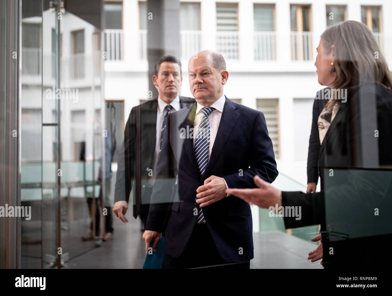 Dpatop - 20. Februar 2019, Berlin: Olaf Scholz (SPD), Bundesminister der Finanzen, kommt der Bundespressekonferenz das Gesetz gegen illegale Beschäftigung und Mißbrauch von Sozialleistungen zu präsentieren. Foto: Kay Nietfeld/dpa Stockfoto