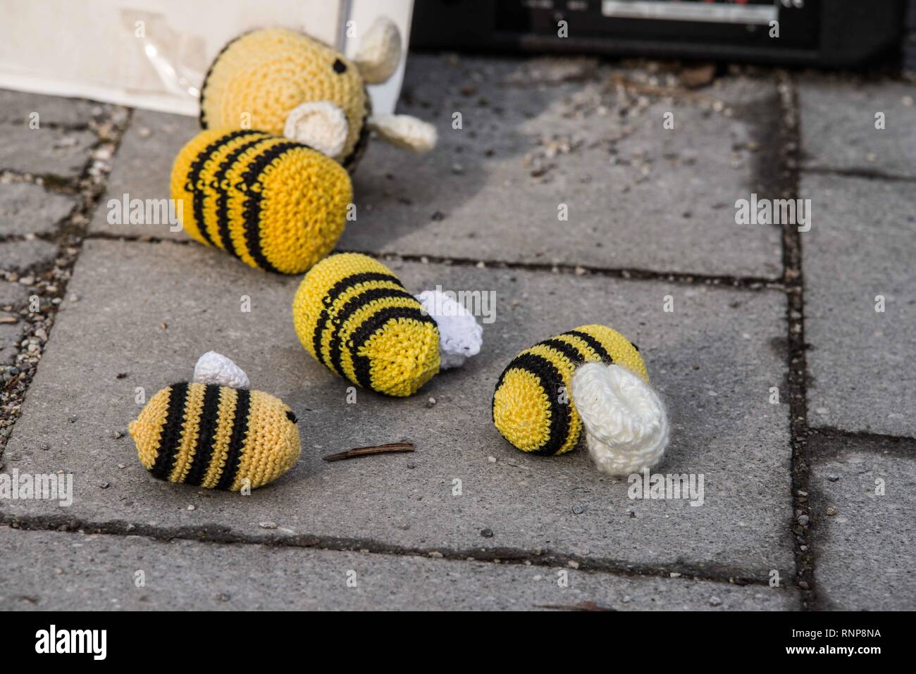 München, Bayern, Deutschland. 20 Feb, 2019. Gestrickte Bienen auf dem Boden bedeutet eine Biene sterben ab, die die Lebensfähigkeit der Menschen auf der Erde bedrohen würde. Nachdem die erfolgreichste Bürgerinitiative in der Geschichte der Bayern mit über 1,7 Millionen Unterschriften 18,4% Bayern gesammelt, die Gruppen hinter dem Volksbegehren Artenvielfalt, aka Speichern Sie die Bienen und Bürgerinitiative Artenvielfalt ihre Arbeit der Initiative in das Gesetz weiterhin gilt. Das Speichern der Bienen Initiative ist entworfen, um Maßnahmen auf den Weg zu bringen, um nicht nur die Stiche von Bienen verhindern, aber o Stockfoto