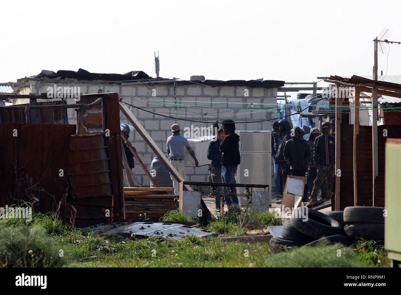 Foto Donato Fasano - LaPresse 20-02-2019 Borgo Mezzanone (Manfredonia) Cronaca &#xc8; im Corso lo sgombero della baraccopoli di Borgo Mezzanone, in Provincia di Foggia, il Grosso insediamento abusivo Noto kommen "ex Pista" e Nato accanto al Cara. Le operazioni di demolizione, rendono Hinweis fonti del Viminale, Sono eseguite dall'11 Reggimento esimo Genio Guastatori di Foggia e Sono supportate da personale di Enel, Arpa Apulien e Regione Puglia. In tutto Sono impegnate ca. 200 Personen. Le attivit&#xe0;sono koordinieren da una apposita Cabina di regia insediata nel Cara. Pro il Momento sono Stockfoto