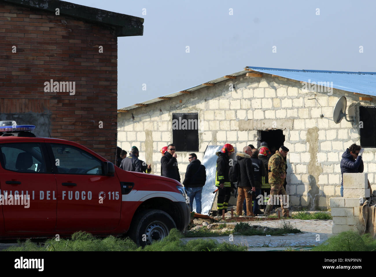 Foto Donato Fasano - LaPresse 20-02-2019 Borgo Mezzanone (Manfredonia) Cronaca &#xc8; im Corso lo sgombero della baraccopoli di Borgo Mezzanone, in Provincia di Foggia, il Grosso insediamento abusivo Noto kommen "ex Pista" e Nato accanto al Cara. Le operazioni di demolizione, rendono Hinweis fonti del Viminale, Sono eseguite dall'11 Reggimento esimo Genio Guastatori di Foggia e Sono supportate da personale di Enel, Arpa Apulien e Regione Puglia. In tutto Sono impegnate ca. 200 Personen. Le attivit&#xe0;sono koordinieren da una apposita Cabina di regia insediata nel Cara. Pro il Momento sono Stockfoto