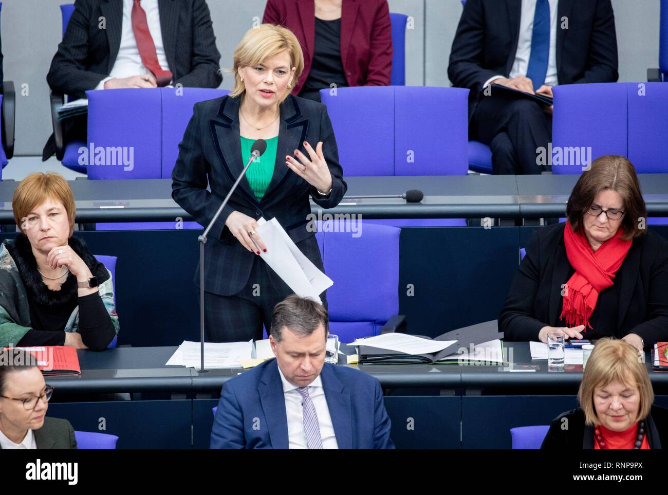 Berlin, Deutschland. 20 Feb, 2019. Julia Klöckner (CDU), Bundesminister für Ernährung und Landwirtschaft, Antworten Fragen an die Bundesregierung zur nationalen Strategie zur Verringerung von Abfällen an der Sitzung des Bundestages. Credit: Kay Nietfeld/dpa/Alamy leben Nachrichten Stockfoto