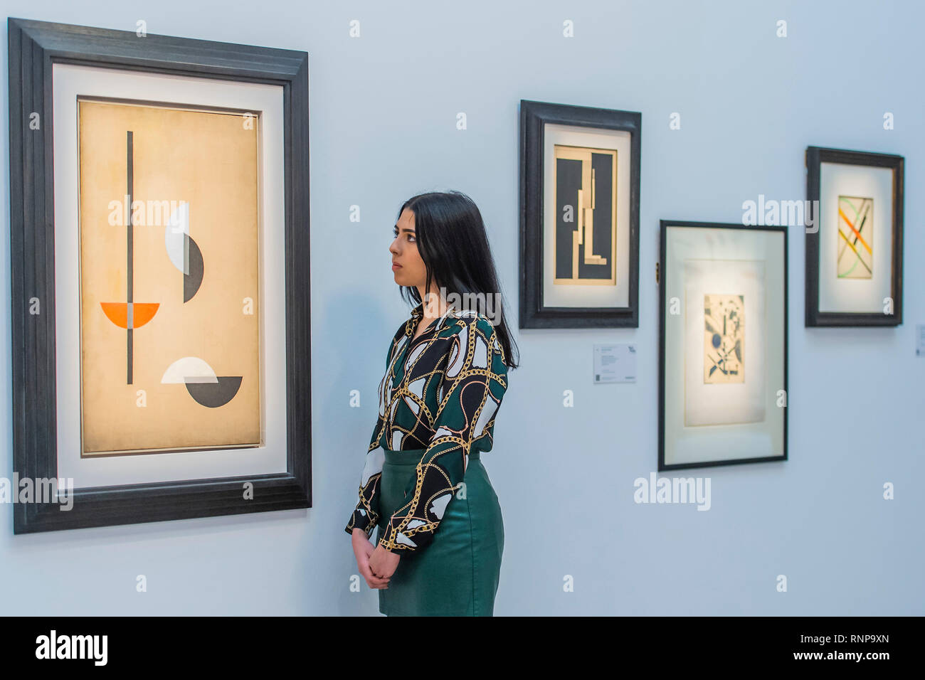 London, Großbritannien. 20 Feb, 2019. László Moholy-Nagy, Segmente, 1921, Schätzung, 300.000-500.000 GBP und andere Arbeiten - eine Vorschau aahead der impressionistischen, moderner & Surrealistische Kunst bei Sotheby's New Bond Street, London. Credit: Guy Bell/Alamy leben Nachrichten Stockfoto